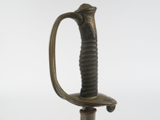 Vente aux enchères Sabre d’officier supérieur type 1855.  Poignée en corne (éclats à la b