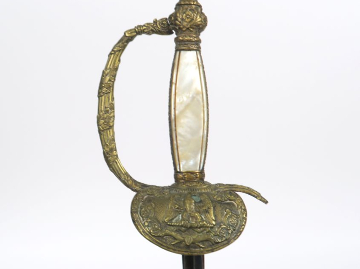 Épée de cour.  Fusée à plaquettes de nacre. Monture en laiton, garde à