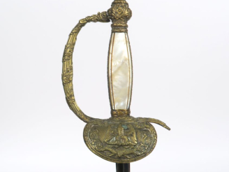 Vente aux enchères Épée de cour.  Fusée à plaquettes de nacre. Monture en laiton, garde à