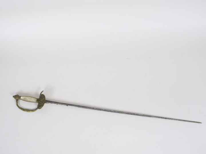 Épée de cour.  Fusée à plaquettes de nacre. Monture en laiton, garde à