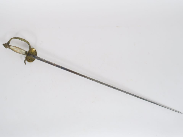Épée de cour.  Fusée à plaquettes de nacre. Monture en laiton, garde à