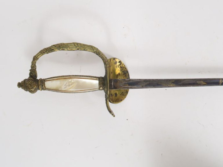 Épée de cour.  Fusée à plaquettes de nacre. Monture en laiton, garde à