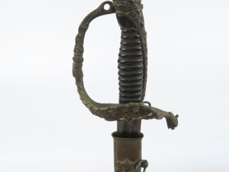 Vente aux enchères Sabre d’officier de marine, modèle de fantaisie.  Poignée en corne (pe