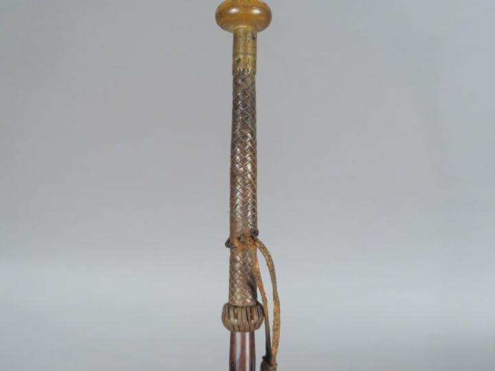Canne Makilah.  Pommeau en corne blonde. Fut en bois peint surmonté d’