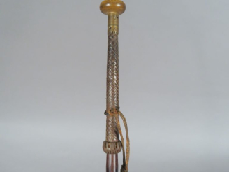 Vente aux enchères Canne Makilah.  Pommeau en corne blonde. Fut en bois peint surmonté d’