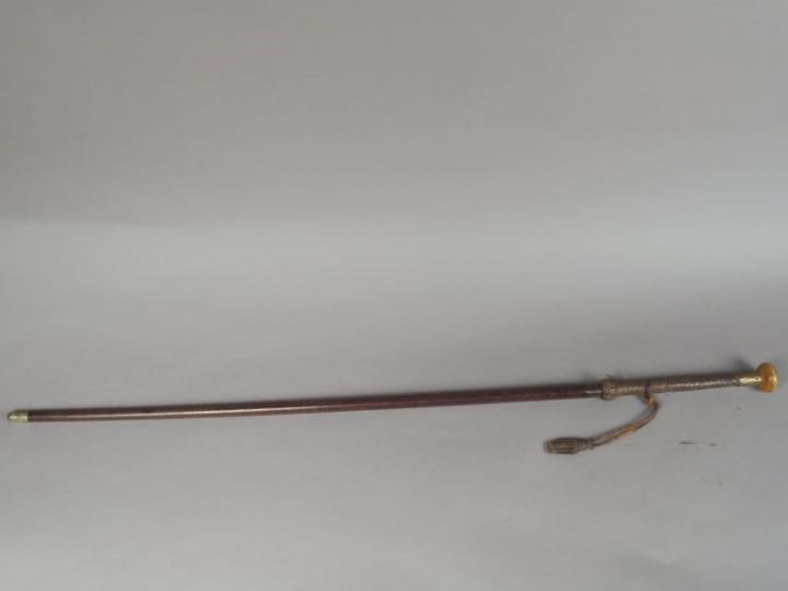 Canne Makilah.  Pommeau en corne blonde. Fut en bois peint surmonté d’