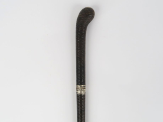 Vente aux enchères Canne épée.  Poignée et fût recouvert de cuir tressé. Lame de Solingen