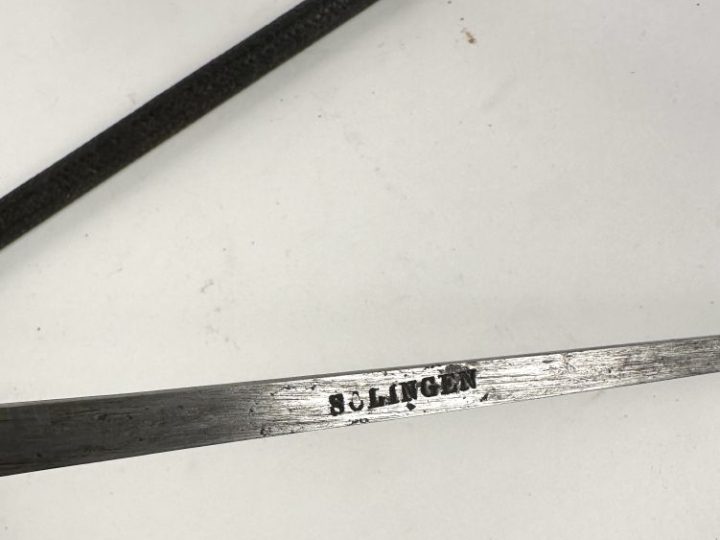 Canne épée.  Poignée et fût recouvert de cuir tressé. Lame de Solingen
