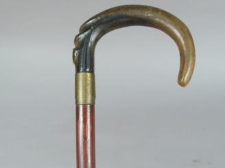 Vente aux enchères Canne dague.  Poignée courbe en corne sculpté. Virole en laiton. Fut e