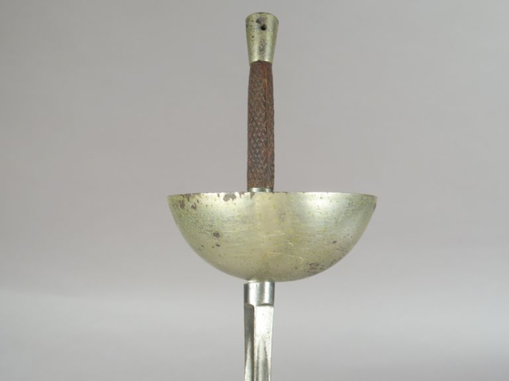 Fleuret.  Fusée en bois quadrillé. Monture nickelée, pommeau tronconiq