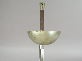 Vente aux enchères Fleuret.  Fusée en bois quadrillé. Monture nickelée, pommeau tronconiq