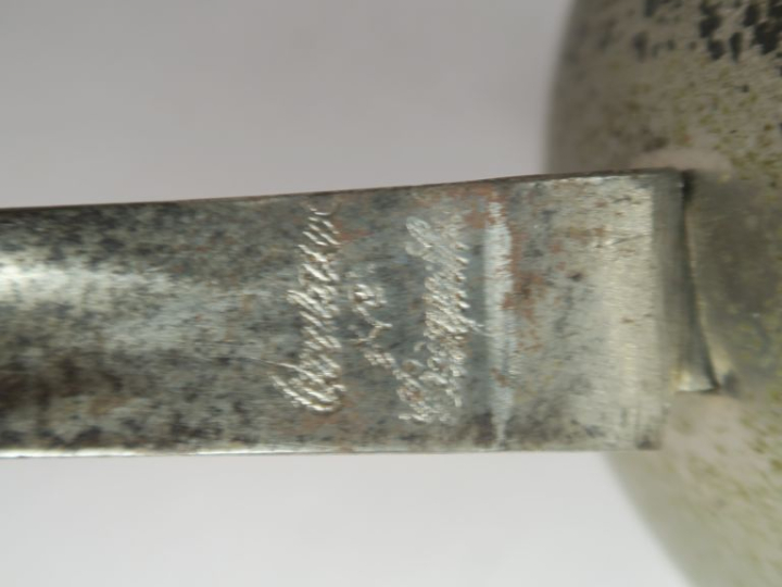 Fleuret.  Fusée en bois quadrillé. Monture nickelée, pommeau tronconiq