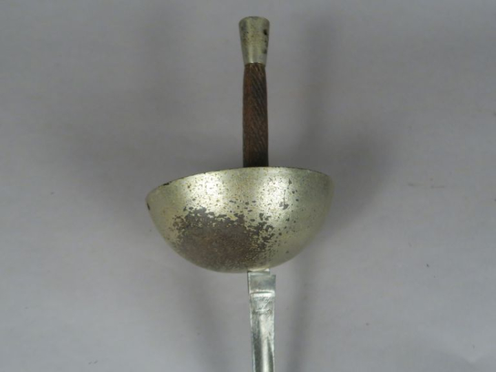 Fleuret.  Fusée en bois quadrillé. Monture nickelée, pommeau tronconiq