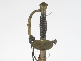 Vente aux enchères Épée d’officier toutes armes.  Fusée en corne avec filigrane. Monture 