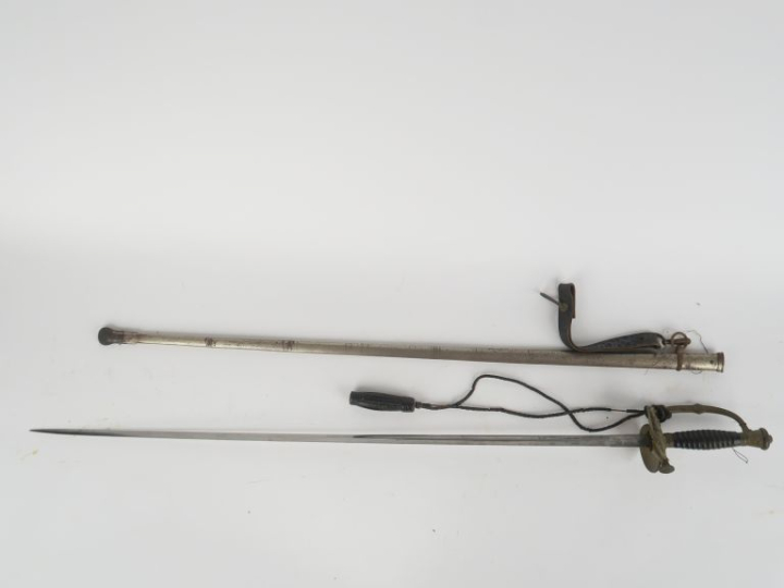 Épée d’officier toutes armes.  Fusée en corne avec filigrane. Monture 