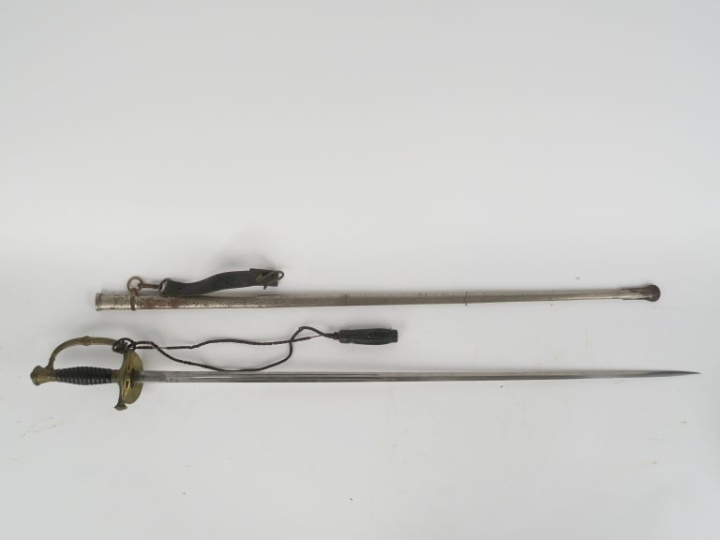 Épée d’officier toutes armes.  Fusée en corne avec filigrane. Monture 