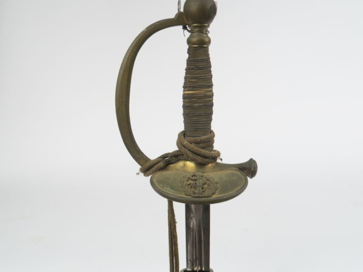 Épée d’officier du service de santé.   Fusée filigranée. Monture en la