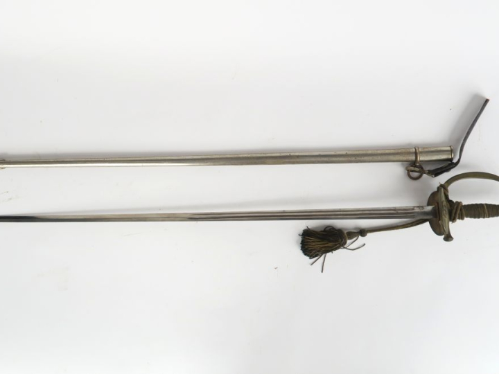 Épée d’officier du service de santé.   Fusée filigranée. Monture en la