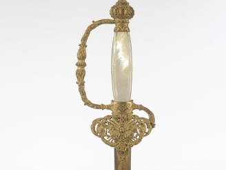 Vente aux enchères Épée de diplomate.  Fusée à plaquettes de nacre. Monture en laiton, à 