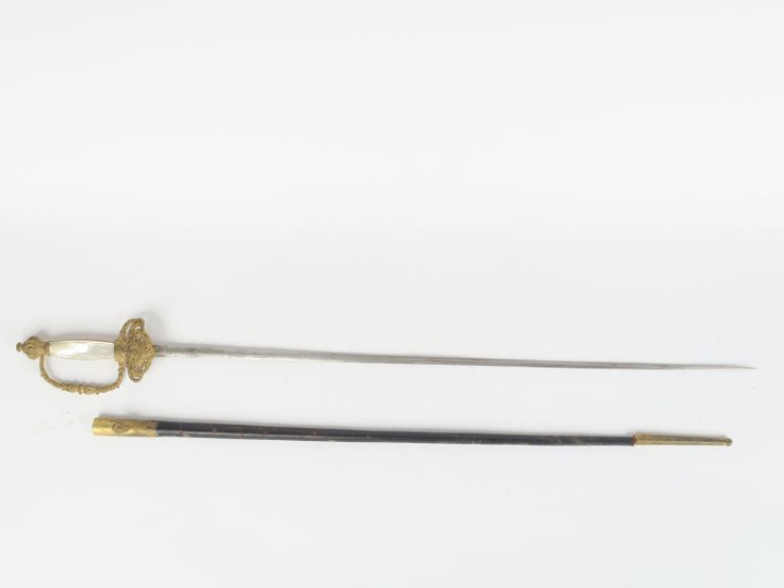Épée de diplomate.  Fusée à plaquettes de nacre. Monture en laiton, à 