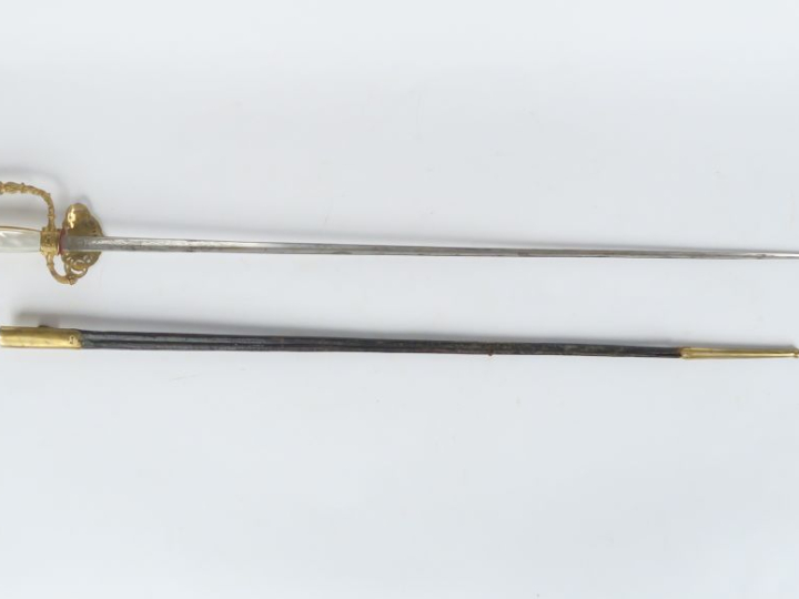 Épée de diplomate.  Fusée à plaquettes de nacre. Monture en laiton, à 