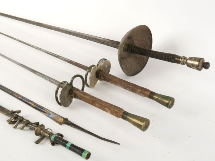 Ensemble comprenant :  -une paire de fleurets, un fleuret à coquille. 