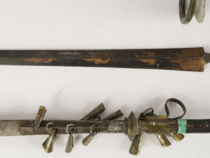 Ensemble comprenant :  -une paire de fleurets, un fleuret à coquille. 