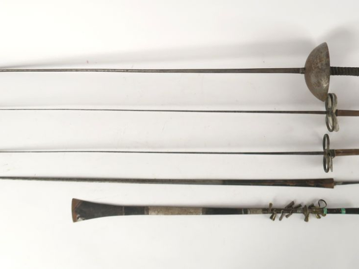 Ensemble comprenant :  -une paire de fleurets, un fleuret à coquille. 