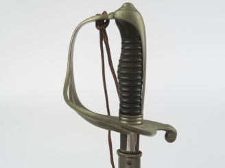 Vente aux enchères Sabre d’officier modèle 1882.  Poignée en corne, avec filigrane. Montu