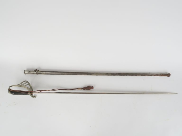 Sabre d’officier modèle 1882.  Poignée en corne, avec filigrane. Montu