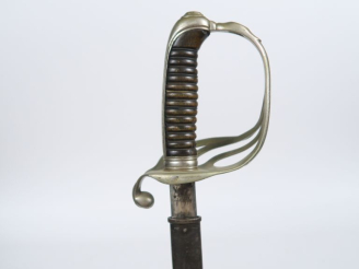 Vente aux enchères Sabre d’officier modèle 1882.  Poignée en corne, Sans  filigrane. Mont