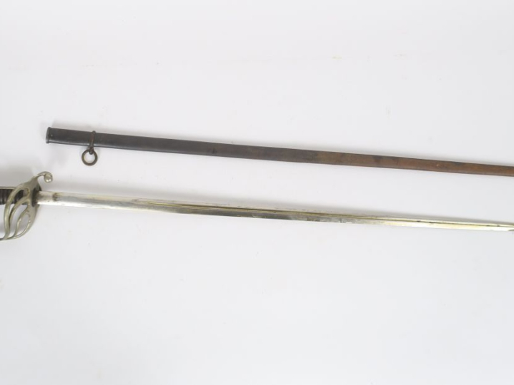 Sabre d’officier modèle 1882.  Poignée en corne, Sans  filigrane. Mont