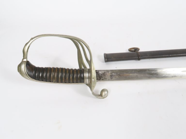 Sabre d’officier modèle 1882.  Poignée en corne, Sans  filigrane. Mont