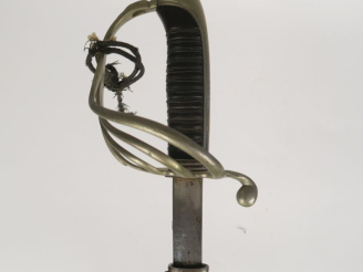 Vente aux enchères Sabre d’officier modèle 1882.  Poignée en corne, avec  filigrane. Mont