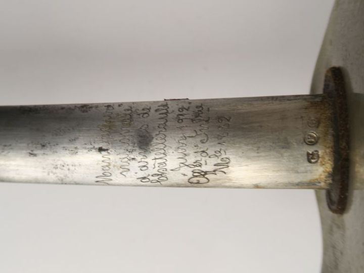Sabre d’officier modèle 1882.  Poignée en corne, avec  filigrane. Mont