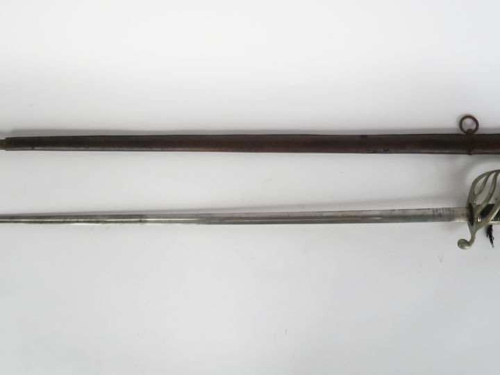 Sabre d’officier modèle 1882.  Poignée en corne, avec  filigrane. Mont