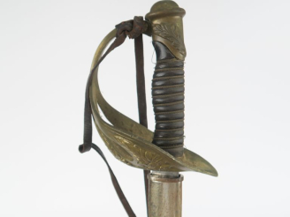 Vente aux enchères Sabre d’officier modèle 1923.  Poignée en corne avec filigrane (petit 