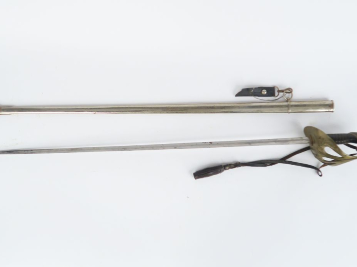 Sabre d’officier modèle 1923.  Poignée en corne avec filigrane (petit 