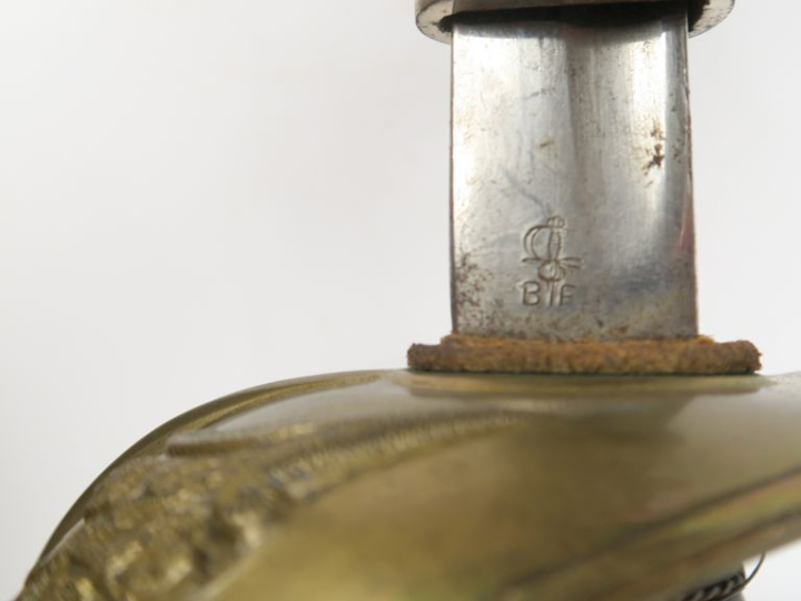 Sabre d’officier modèle 1923.  Poignée en corne avec filigrane (petit 