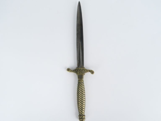 Vente aux enchères Petite dague à poignée en laiton, à décor spiralé et feuillagé.  Lame 