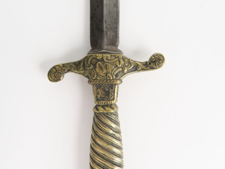 Petite dague à poignée en laiton, à décor spiralé et feuillagé.  Lame 