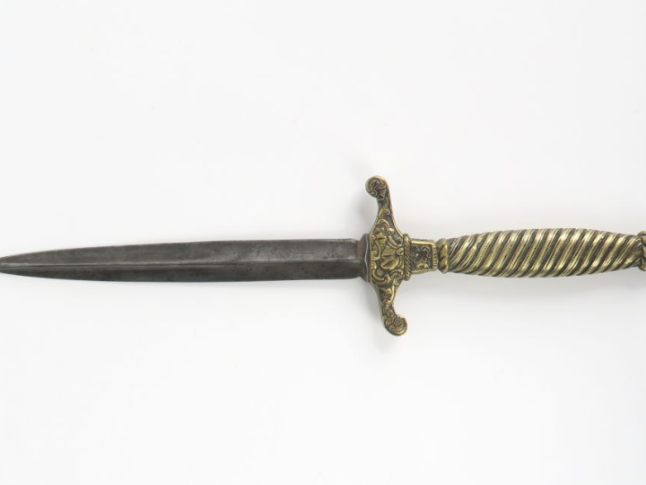 Petite dague à poignée en laiton, à décor spiralé et feuillagé.  Lame 