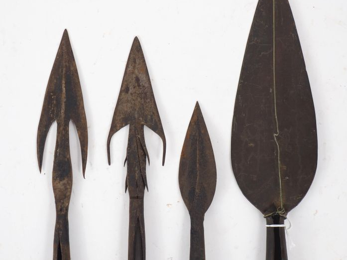 Grand fer de sagaie.  En fer forgé gravé au pointillé.  Longueur : 31 