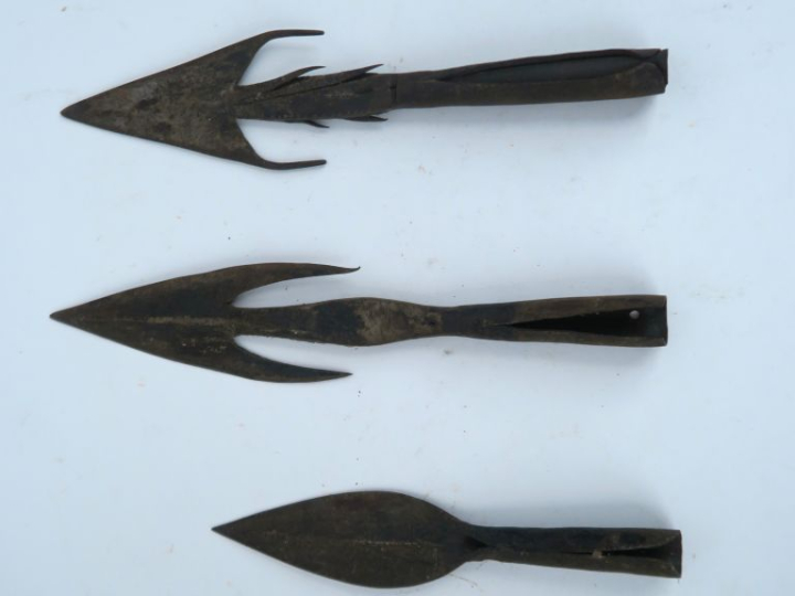 Grand fer de sagaie.  En fer forgé gravé au pointillé.  Longueur : 31 