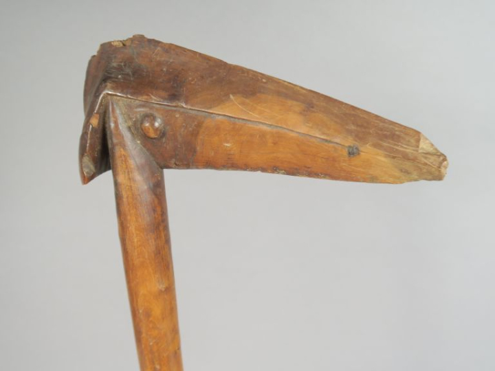 Casse-tête océanien.  En bois clair sculpté d’une tête de perroquet Lo