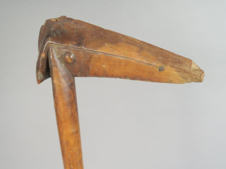 Vente aux enchères Casse-tête océanien.  En bois clair sculpté d’une tête de perroquet Lo