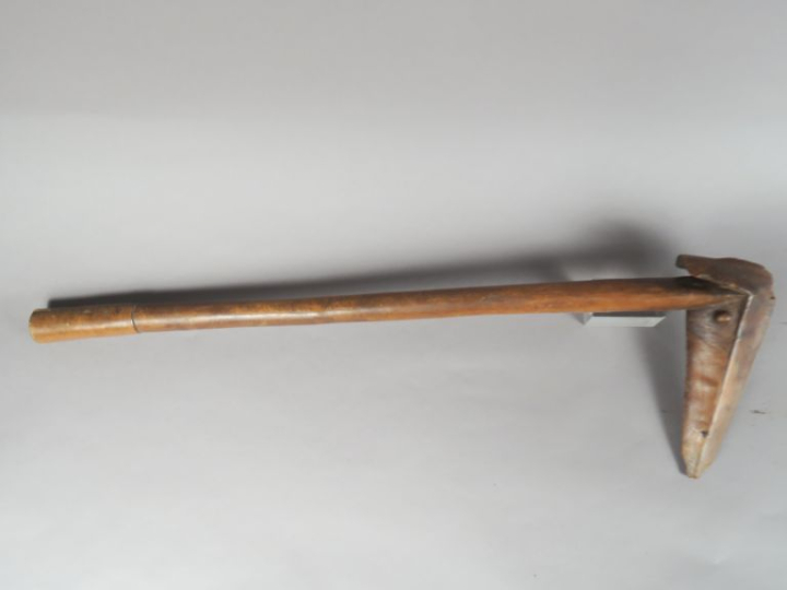 Casse-tête océanien.  En bois clair sculpté d’une tête de perroquet Lo