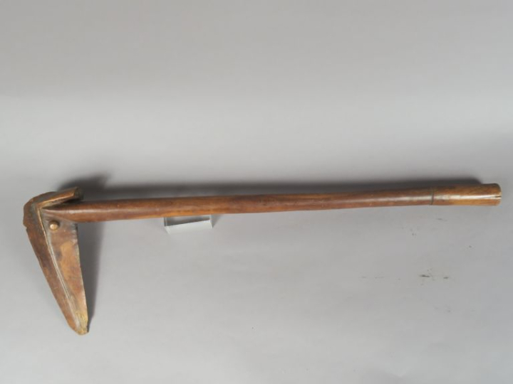 Casse-tête océanien.  En bois clair sculpté d’une tête de perroquet Lo