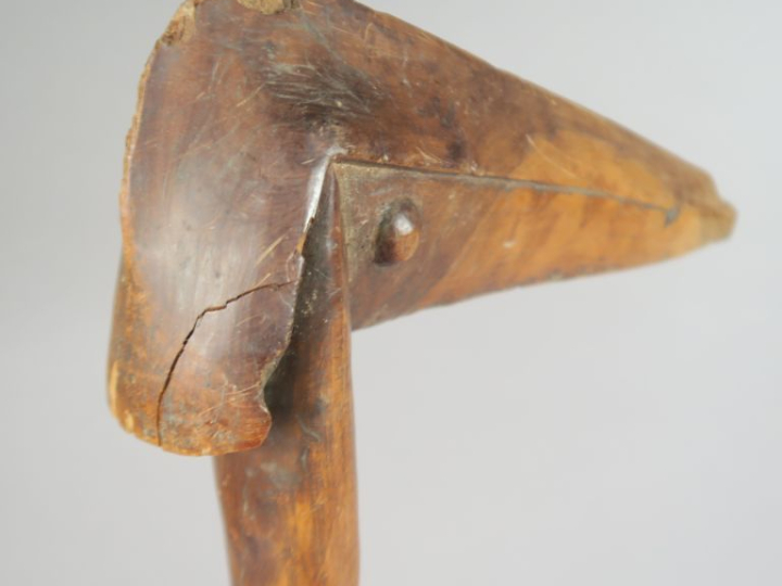 Casse-tête océanien.  En bois clair sculpté d’une tête de perroquet Lo