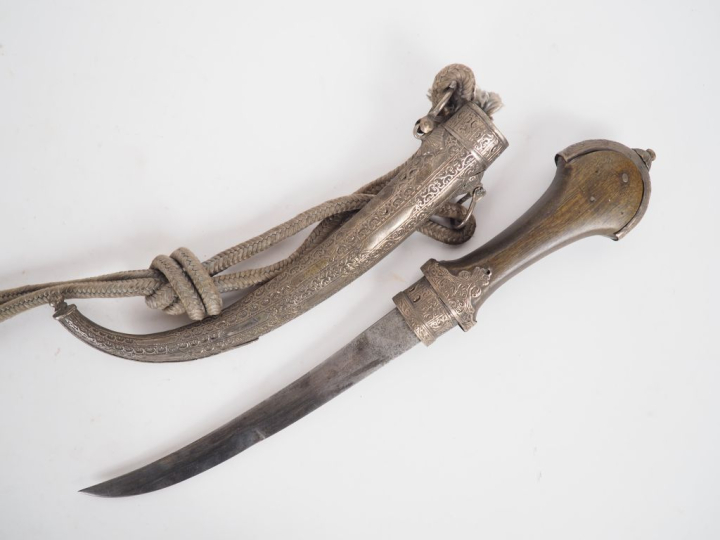 Poignard d’Afrique du Nord Koumyah.  Poignée en bois. Monture et fourr